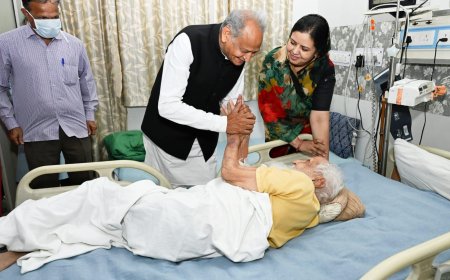 राजस्थान के पूर्व मुख्यमंत्री अशोक गहलोत पहुंचे SMS अस्पताल