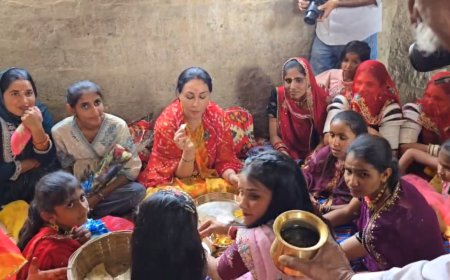 गोबर के आँगन में बैठकर खाई बाजरे की रोटी और घी पारंपरिक टाँके से अपने हाथों से बाल्टी भर निकाला पानी, उप मुख्यमंत्री दीया कुमारी ने बाड़मेर के ढूंढा गांव में दिखाया जनता से गहरा जुड़ाव"