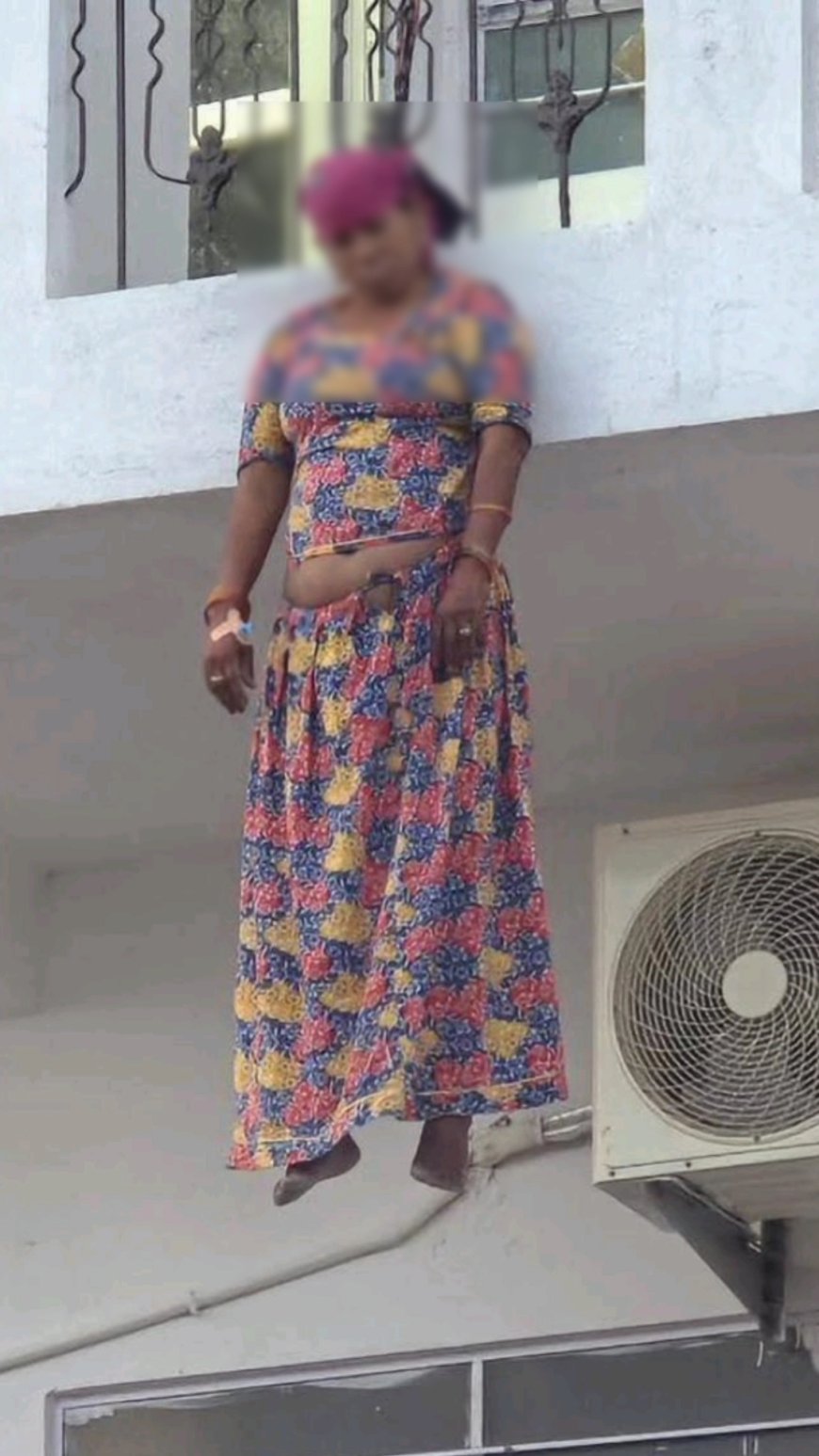 आईसीयू में भर्ती महिला का शव लटका मिला हॉस्पिटल के बाहर, इलाके में फेली शनशनी