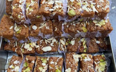 देशभक्ति की मिठास भारत-पाक तनाव के बीच जयपुर की मिठाई दुकानों में 'पाक' शब्द हटाकर 'श्री' और 'भारत' जोड़ने की नई मुहिम, अब 'मोती श्री' और 'आम श्री' से होगी मिठाइयों की पहचान