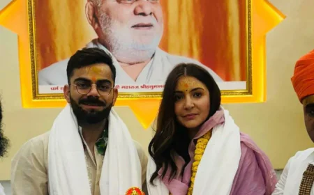 विराट कोहली की भक्ति में डूबी नई पारी: अनुष्का संग पहुंचे अयोध्या, हनुमानगढ़ी में माथा टेका – वायरल हुआ वीडियो!