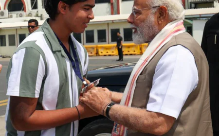 "पटना हवाई अड्डे पर पीएम मोदी और युवा क्रिकेटर वैभव सूर्यवंशी की मुलाकात: भविष्य के सितारे को प्रोत्साहन"