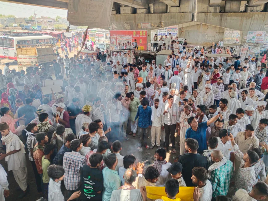 धोरीमना में हनुमान बेनीवाल के बयान के खिलाफ उबाल, सड़कों पर उतरे लोग, पुतला दहन के साथ माफी की मांग