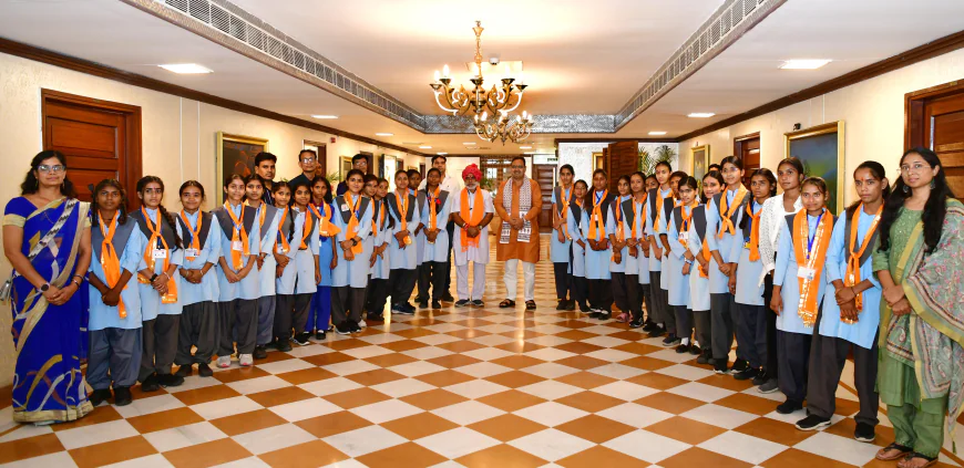 मुख्यमंत्री ने उदयपुर की प्रतिभावान बेटियों का बढ़ाया हौसला, दीं सफलता की शुभकामनाएं