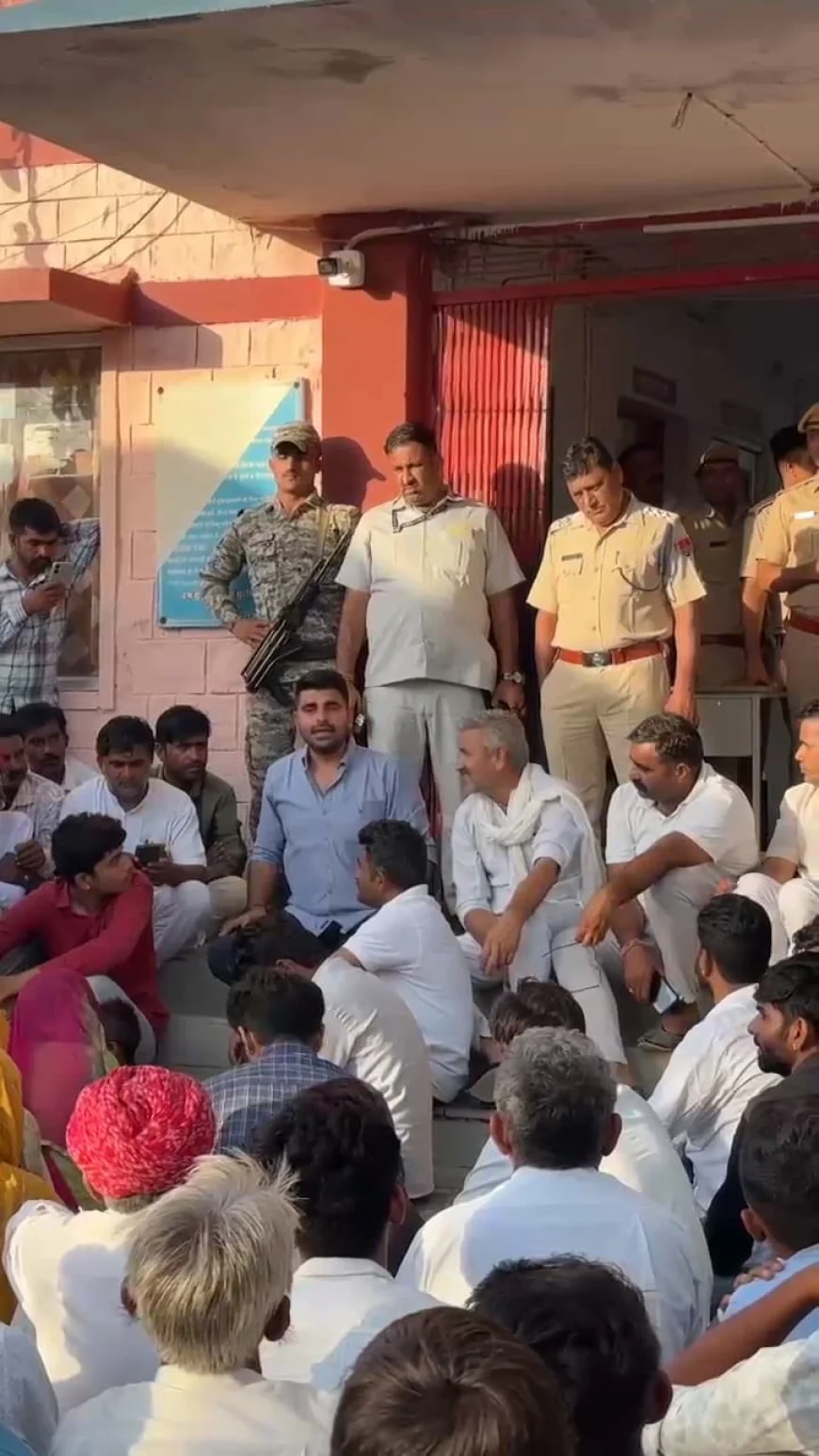 मनिहारी प्रकरण, रविंद्र सिंह भाटी और प्रशासन में बनी सहमति,शामिल अधिकारियों पर जांच का आश्वाशन,धरना समाप्त