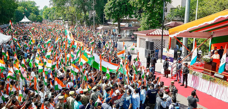तिरंगा यात्रा: सिविल लाइंस में देशभक्ति का ज्वार, गोपाल शर्मा के नेतृत्व में उमड़ा जनसैलाब