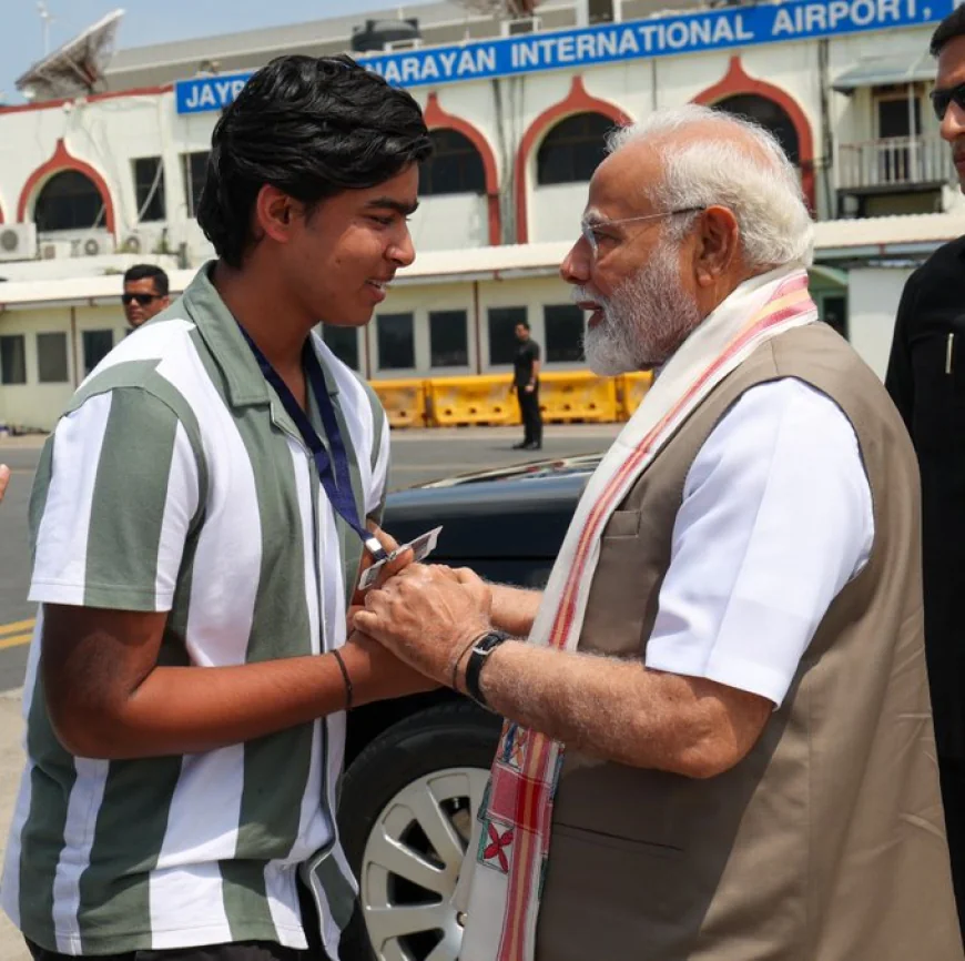 "पटना हवाई अड्डे पर पीएम मोदी और युवा क्रिकेटर वैभव सूर्यवंशी की मुलाकात: भविष्य के सितारे को प्रोत्साहन"