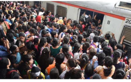 मुंबई लोकल ट्रेन हादसे के बाद रेलवे का ऐतिहासिक कदम: ऑटोमैटिक दरवाजों से बढ़ेगी यात्रियों की सुरक्षा