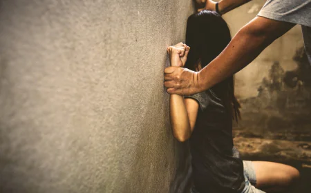 महिला पायलट के साथ कैब में अश्लील हरकत: तीन आरोपियों के खिलाफ मुकदमा