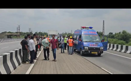 फ्लाईओवर पर युवक की निर्मम हत्या: धारदार हथियार से काटी गई गर्दन, लावारिस बाइक बरामद