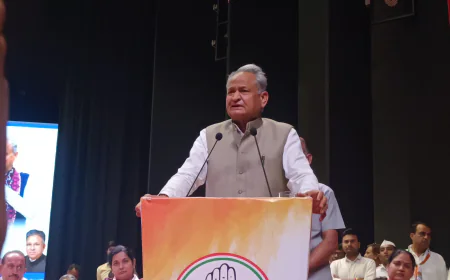 "संविधान बचाओ रैली:पूर्व मुख्यमंत्री अशोक गहलोत ने भजनलाल सरकार और बीजेपी पर साधा निशाना"