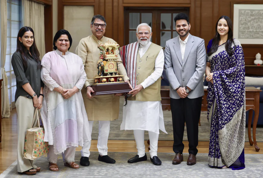 बीजेपी नेता सतीश पूनिया ने सपरिवार की पीएम नरेंद्र मोदी से मुलाकात, बेटे की शादी के बाद पहली बार हुआ मिलन