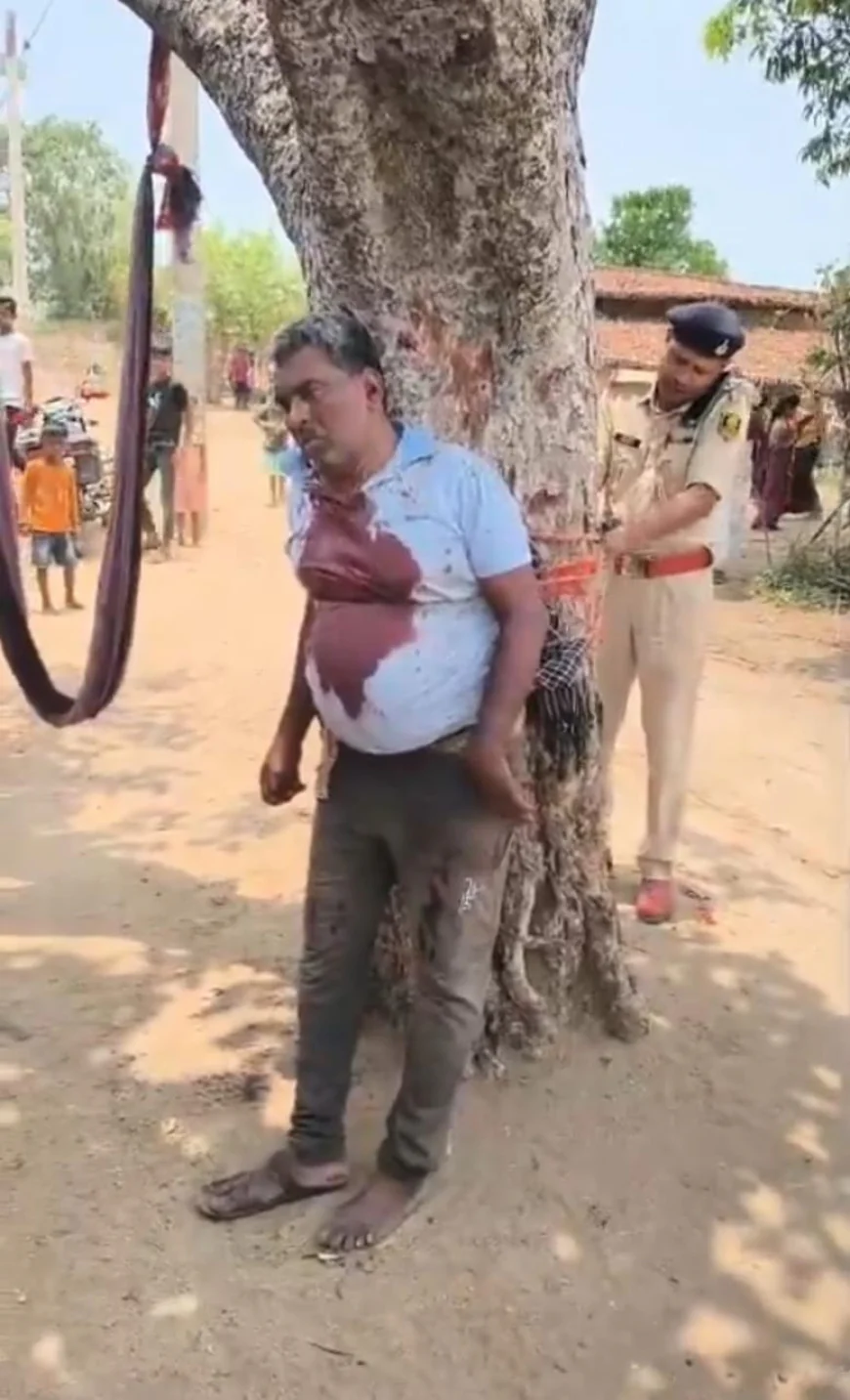 गया में इंसानियत शर्मसार: रेप पीड़िता की मां का इलाज करने गए डॉक्टर को पेड़ से बांधकर पीटा