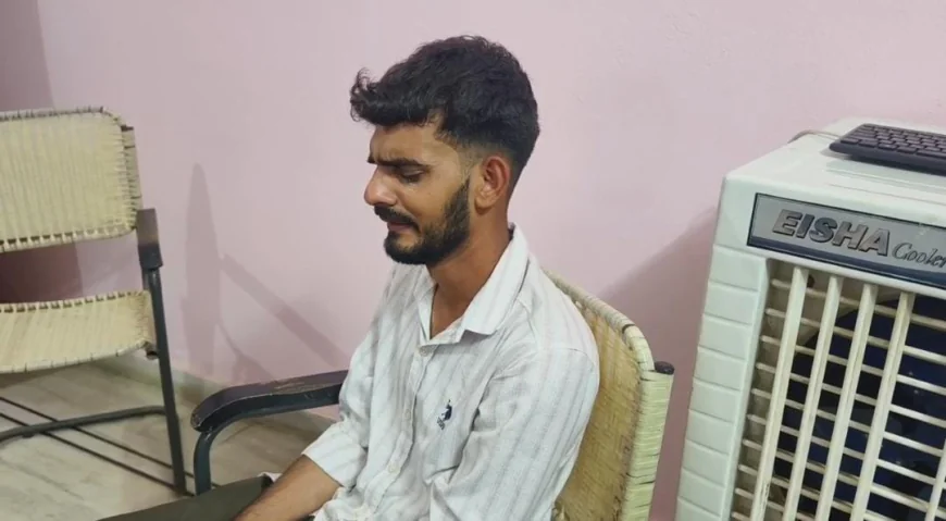 प्रधानमंत्री आवास योजना के लिए 5,000 रुपये रिश्वत मांगते पकड़ा गया ग्राम विकास अधिकारी ACP को देखकर जोर-जोर से चिल्लाया