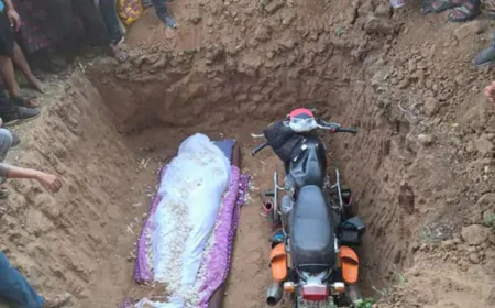 बेटे की अंतिम विदाई: पसंदीदा बाइक और कपड़ों के साथ दी गई श्रद्धांजलि