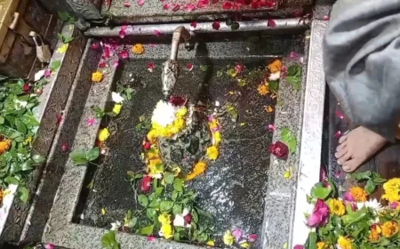 बाबा महाकाल का विश्राम धाम ओंकारेश्वर: त्रिकाल पूजा और सावन की भव्य रस्में