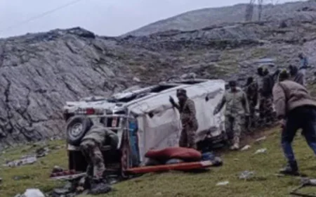 लद्दाख की वादियों में छाया मातम, मिनी बस खाई में 2 की मौत 8 जिंदगियां जूझ रही हैं जिंदगी-मौत के बीच...