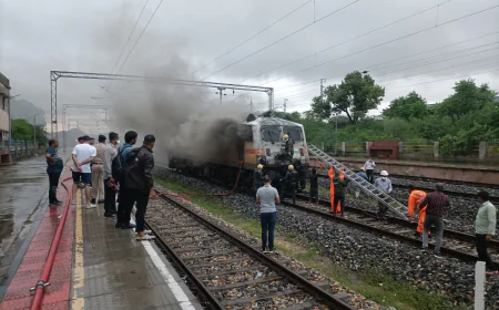 ब्यावर:सेंदड़ा स्टेशन पर गरीब रथ एक्सप्रेस के इंजन में लगी भीषण आग, लोको पायलट की सूझबूझ से टला बड़ा हादसा.