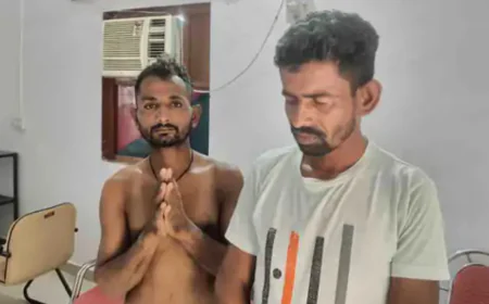 नहाती महिलाओं का वीडियो बनाते दो युवक पकड़े, पुलिस ने लिया हिरासत में