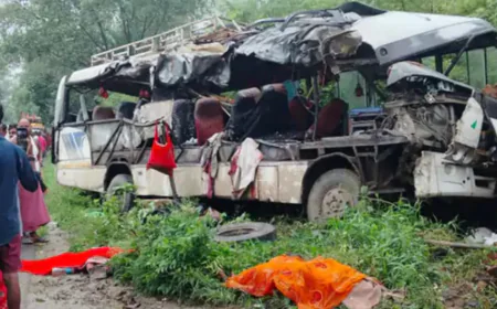 बस-ट्रक की जोरदार भिड़ंत, 18 कांवड़ियों की दर्दनाक मौत: ड्राइवर सीट समेत सड़क पर गिरा