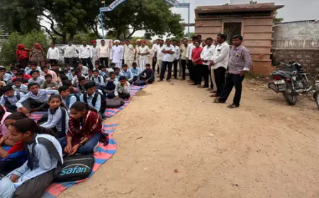 टीचर्स की कमी से आक्रोशित ग्रामीणों ने स्कूल गेट पर जड़ा ताला, धरना-प्रदर्शन के बाद बनी सहमति