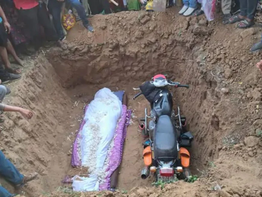 बेटे की अंतिम विदाई: पसंदीदा बाइक और कपड़ों के साथ दी गई श्रद्धांजलि