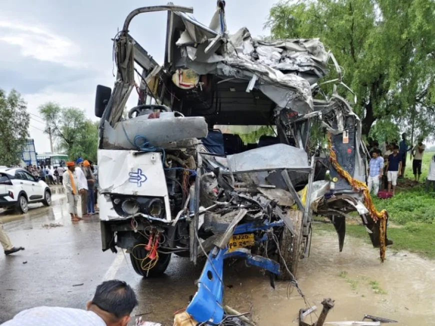 भीषण बस-डंपर टक्कर: 4 की मौत, 17 घायल