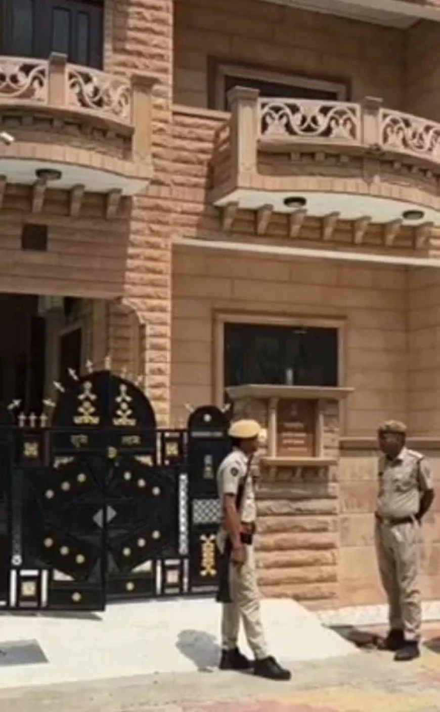 बेटे ने लूटा माता-पिता का घर, दामाद ने कराई ससुराल पर आयकर छापेमारी