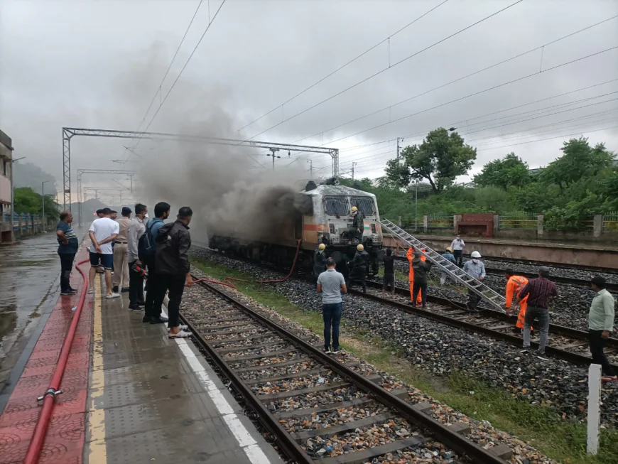 ब्यावर:सेंदड़ा स्टेशन पर गरीब रथ एक्सप्रेस के इंजन में लगी भीषण आग, लोको पायलट की सूझबूझ से टला बड़ा हादसा.