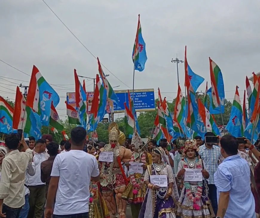 "भगवान के स्वरूप NSUI कार्यकर्ता, छात्रसंघ चुनाव बहाली के लिए निकाली अनोखी चेतना यात्रा"