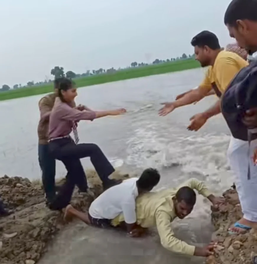 पंजाब:मोगा में टूटी सड़क पर ग्रामीणों ने पीठ के बल लेट कर बनाया बच्चों का रास्ता