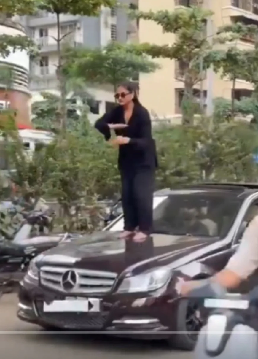 सोशल मीडिया पर वायरल होने का ऐसा भूत सवार की चलती कार पर यूजर स्टंट करती नजर आ रही....