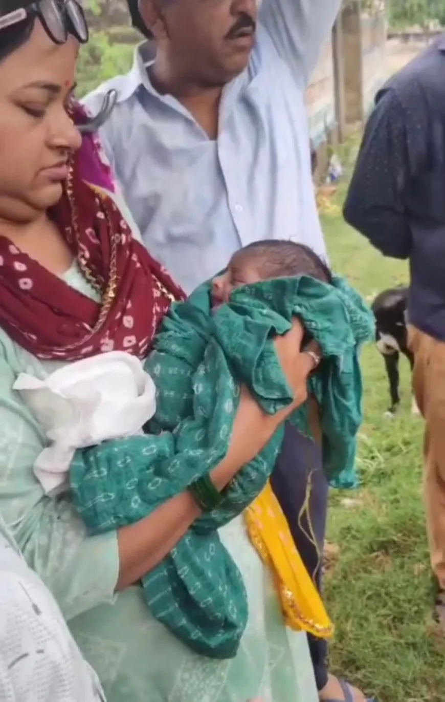 जीने की ज़िद: खुले बाड़े में मिला नवजात, प्लास्टिक में लिपटा, सीने पर रखा था पत्थर — 3 घंटे बारिश में भीगता रहा, फिर भी जिंदा बचा