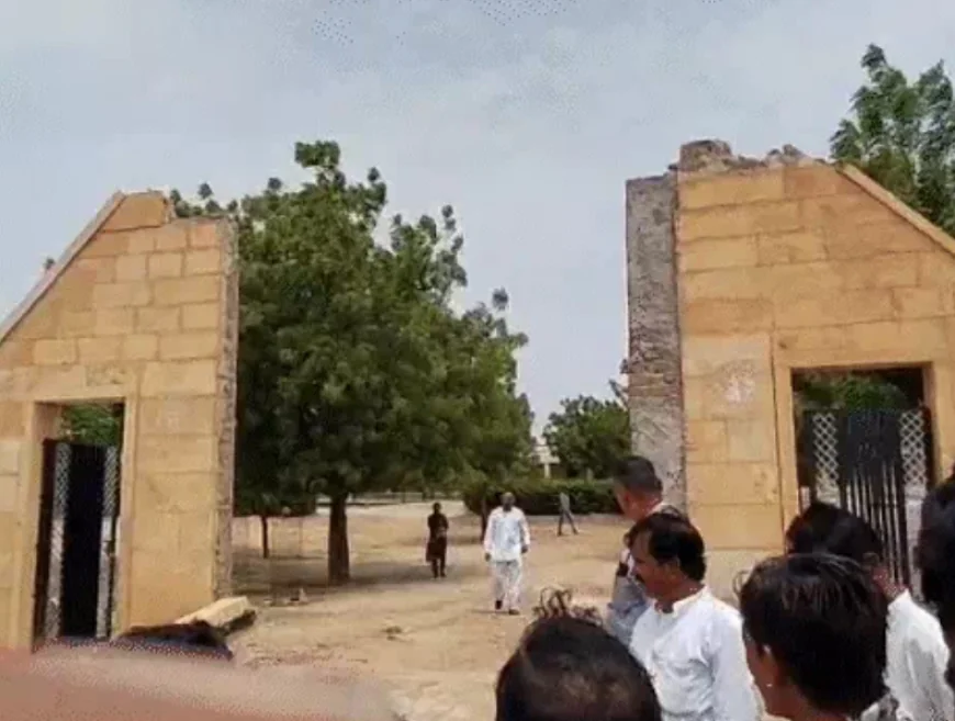 जैसलमेर: स्कूल के खस्ताहाल गेट के नीचे दबकर छात्र की मौत, टीचर घायल