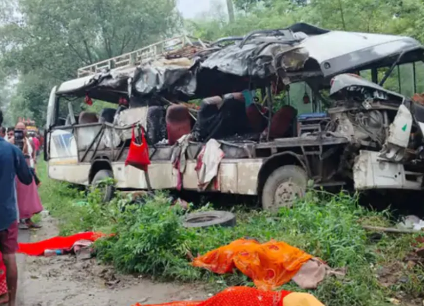 बस-ट्रक की जोरदार भिड़ंत, 18 कांवड़ियों की दर्दनाक मौत: ड्राइवर सीट समेत सड़क पर गिरा