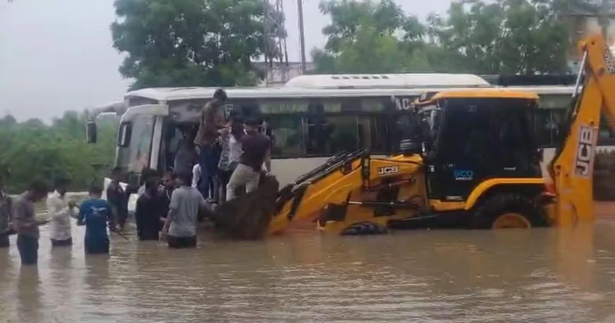 भारी बारिश का कहर: चैनपुरा फाटक पर फंसी बस, 40-50 यात्रियों का रेस्क्यू