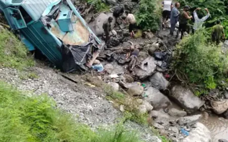 उधमपुर में CRPF जवानों की गाड़ी खाई में गिरी, 3 की मौत, 15 घायल