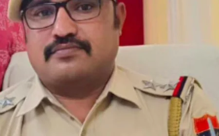ट्रैफिक पुलिस की अनोखी गलती: बाइक सवार को काटा हेलमेट का चालान, रसीद में लिख दिया 'सीट बेल्ट' नहीं लगाया
