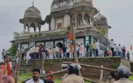फतेहपुर में मकबरे पर भगवा झंडा: हिंदू संगठनों का मंदिर दावा, पथराव और तोड़फोड़ से तनाव