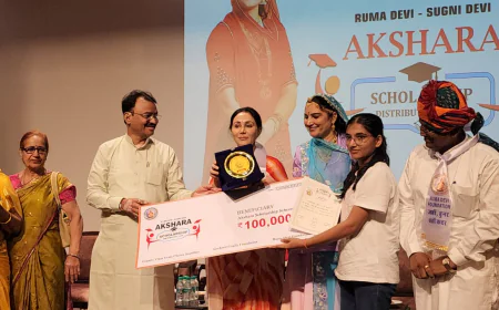 ग्रामीण बेटियों का सपना साकार: रूमा देवी फाउंडेशन ने 8 मेधावी छात्राओं को दी 1-1 लाख की छात्रवृत्ति