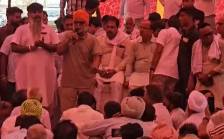 बिजली कटौती के खिलाफ 'चप्पल मार्च': विधायक की अधिकारियों को खुली चेतावनी "बंदे बन जाओ, नहीं तो हमें बंदे बनाने आते हैं।"