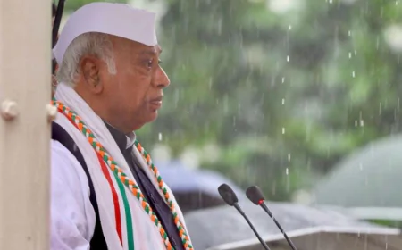 इंदिरा भवन में कांग्रेस ने फहराया तिरंगा, खड़गे और राहुल गांधी ने दी देशवासियों को बधाई