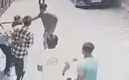 दो गुटों के बीच हिंसक झड़प फिर ईंट-पत्थर और बेल्ट से हमला,पूरी घटना CCTV में कैद हुई.