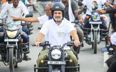 पूर्णिया में राहुल गांधी ने बुलेट चलाकर "वोटर अधिकार यात्रा" निकाली.