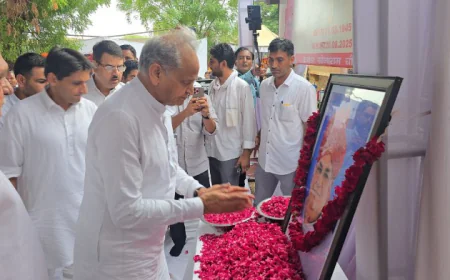 पूर्व मुख्यमंत्री व भूपिंदर सिंह हुड्डा मोहनगढ़ पहुंच कर्नल सोनाराम चौधरी को श्रद्धांजलि अर्पित की.