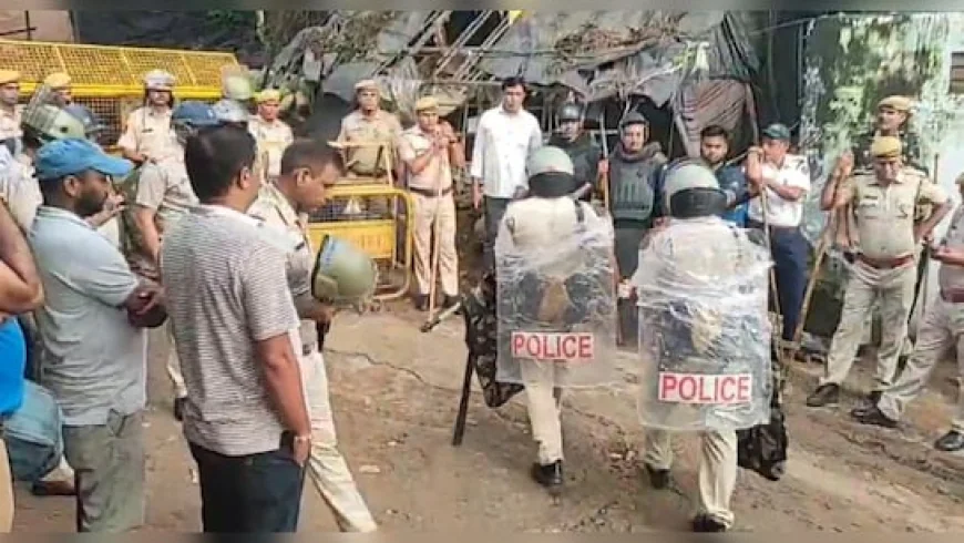 अजमेर:ख्वाजा गरीब नवाज दरगाह के आसपास अतिक्रमण पर प्रहार,250 अवैध दुकानें ढहाईं, भारी पुलिस बल तैनात.