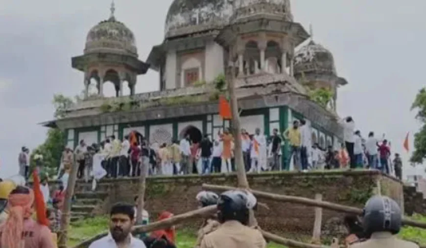 फतेहपुर में मकबरे पर भगवा झंडा: हिंदू संगठनों का मंदिर दावा, पथराव और तोड़फोड़ से तनाव