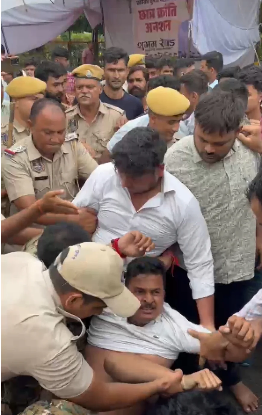 छात्र नेता शुभम रेवाड़ की भूख हड़ताल पर पुलिस का बल प्रयोग