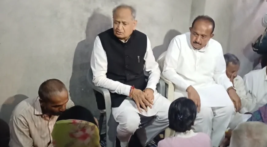पीड़ित परिवार के दर्द में शामिल गहलोत, सरकार की खामोशी पर निशाना