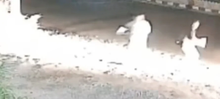 डेयरी संचालक पर स्विफ्ट कार से जानलेवा हमला,CCTV फुटेज में कैद हुई पूरी घटना.